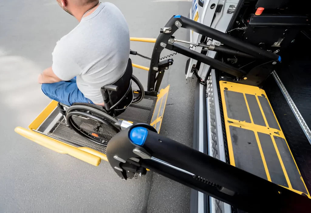 Accessible shuttle for wheelchairs with hydraulic lift